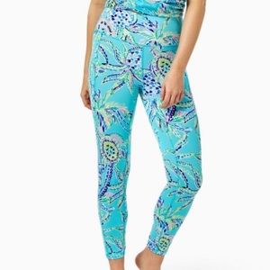 Lilly Pulitzer Bermuda Blue Turtle Season 24" High Rise Weekender Midi Legging